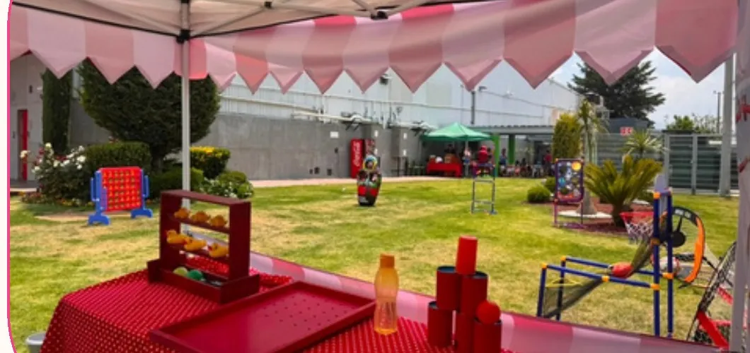 Carpa de Mini Feria montada en una sede corporativa, con juegos tipo carnaval