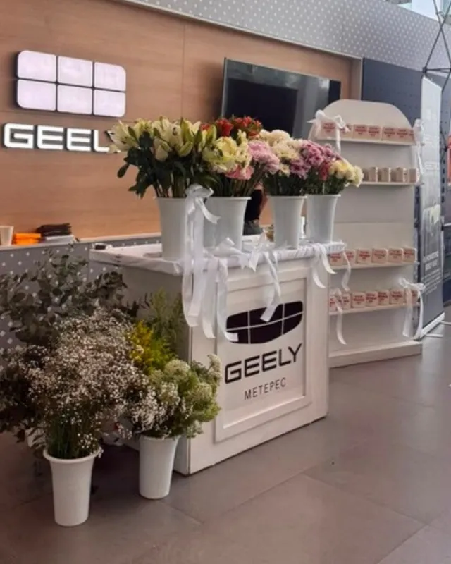 Estación de flores personalizada con branding de Geely Metepec, montada por LU Fantasy Events