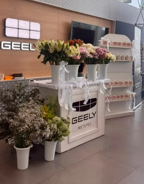 Estación de flores tematizada con logotipo de Geely Metepec