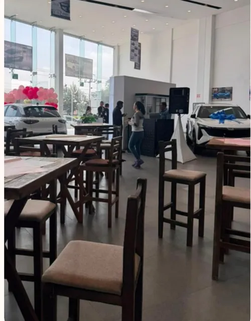 Mobiliario rústico montado dentro del showroom de Geely